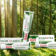 ilon Salbe classic, ilon Protect Salbe und ilon WundXtra Salbe angeordnet vor einem Waldhintergrund