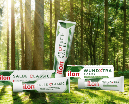 ilon Salbe classic, ilon Protect Salbe und ilon WundXtra Salbe angeordnet vor einem Waldhintergrund