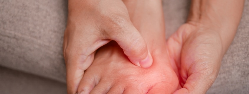 Nahaufnahme eines Fußes. Durch einen roten Verlauf wird ein geschwollener Zeh signalisiert