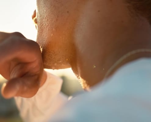 Kinn, Hand und Schwitzen mit Sport Person im Freien in der Natur Nahaufnahme für Bewegung oder Fitness