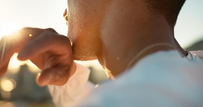Kinn, Hand und Schwitzen mit Sport Person im Freien in der Natur Nahaufnahme für Bewegung oder Fitness