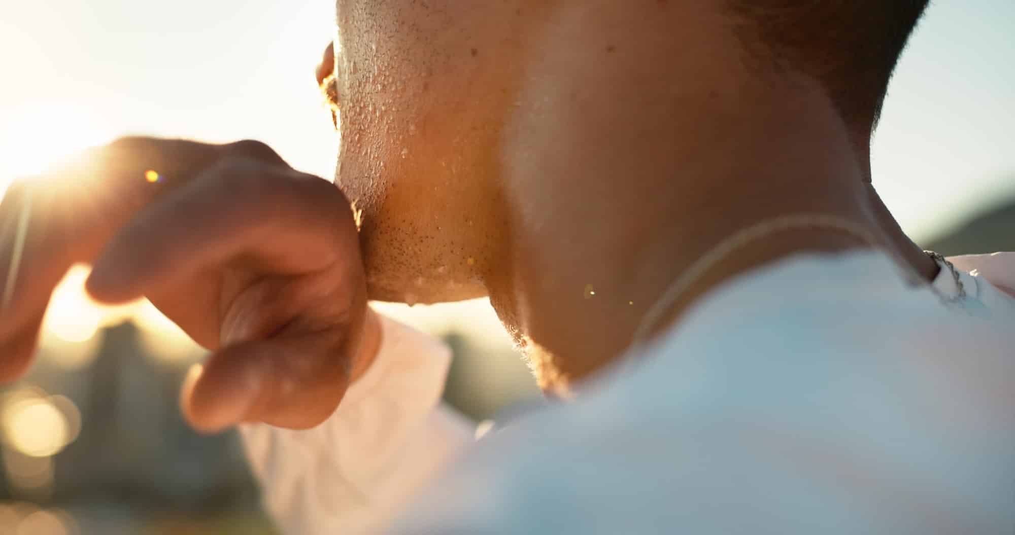 Kinn, Hand und Schwitzen mit Sport Person im Freien in der Natur Nahaufnahme für Bewegung oder Fitness