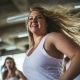 Leicht übergewichtige Frau bei einem Workout in einer Gruppe