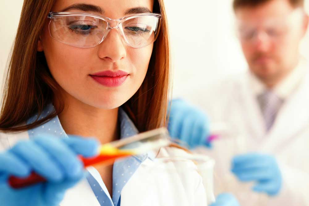 Medizinisches Personal in Uniform verwendet Reagenzröhrchen